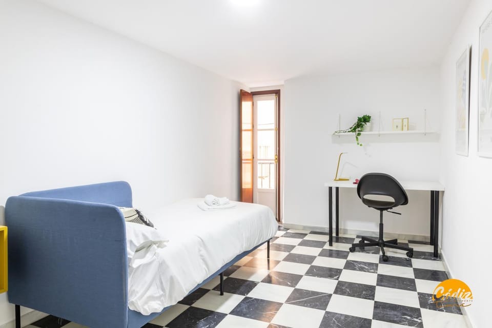 Bed, Photo of the whole room, Seating area, Bedroom