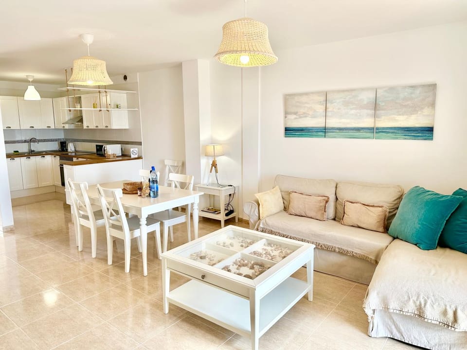 Kitchen or kitchenette, Living room, Seating area, Dining area