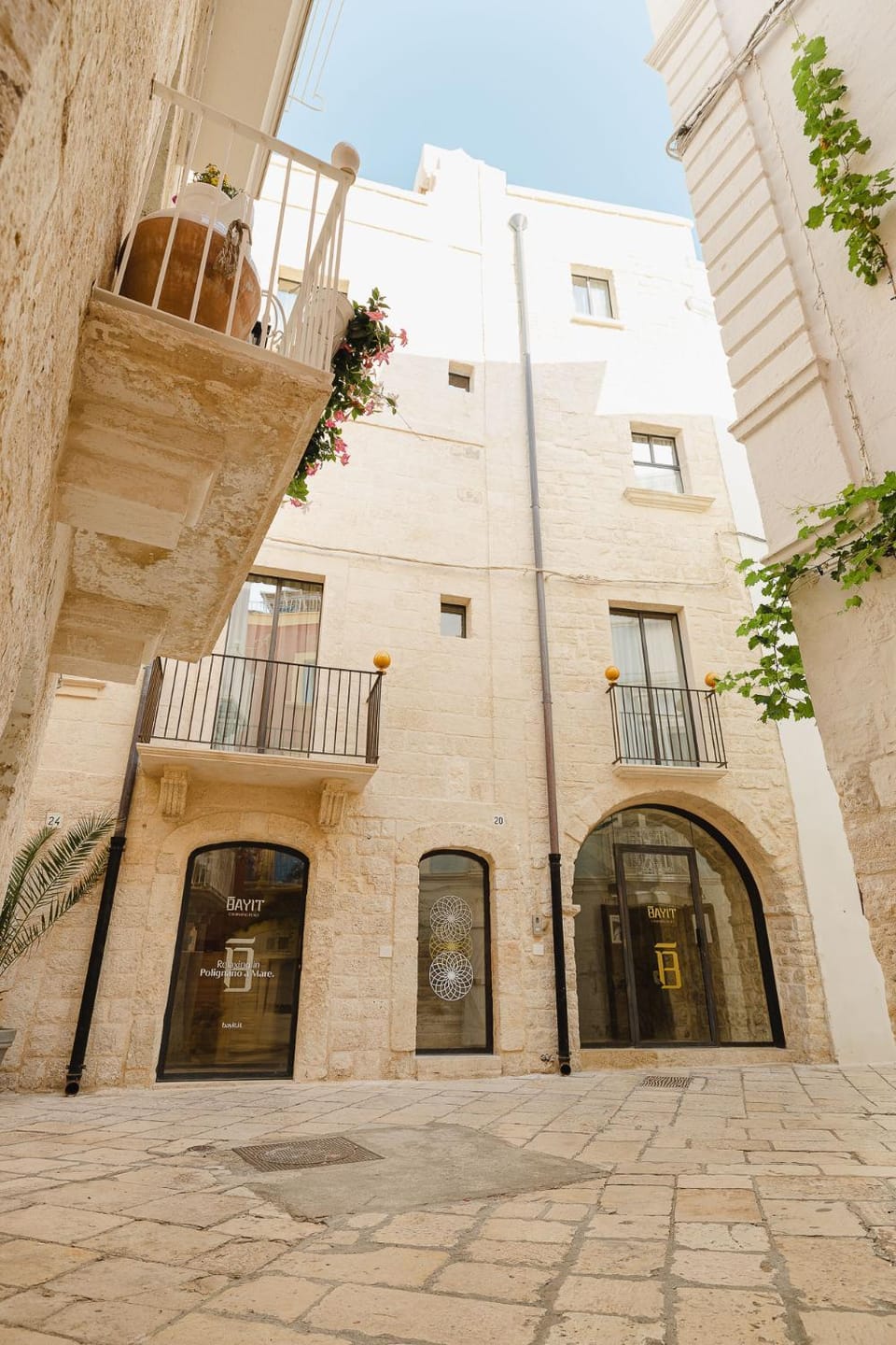 Property building, Facade/entrance, Balcony/Terrace, Balcony/Terrace