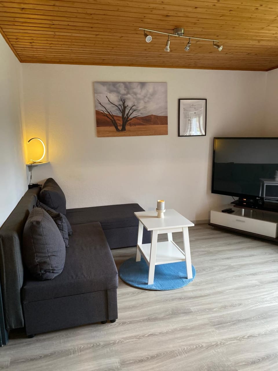 TV and multimedia, Living room, Seating area, Evening entertainment