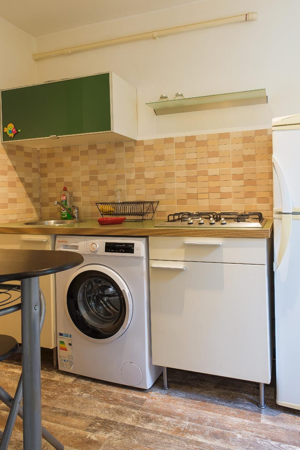 Kitchen or kitchenette, stove, washing machine