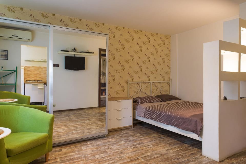Bed, TV and multimedia, Seating area, Bedroom