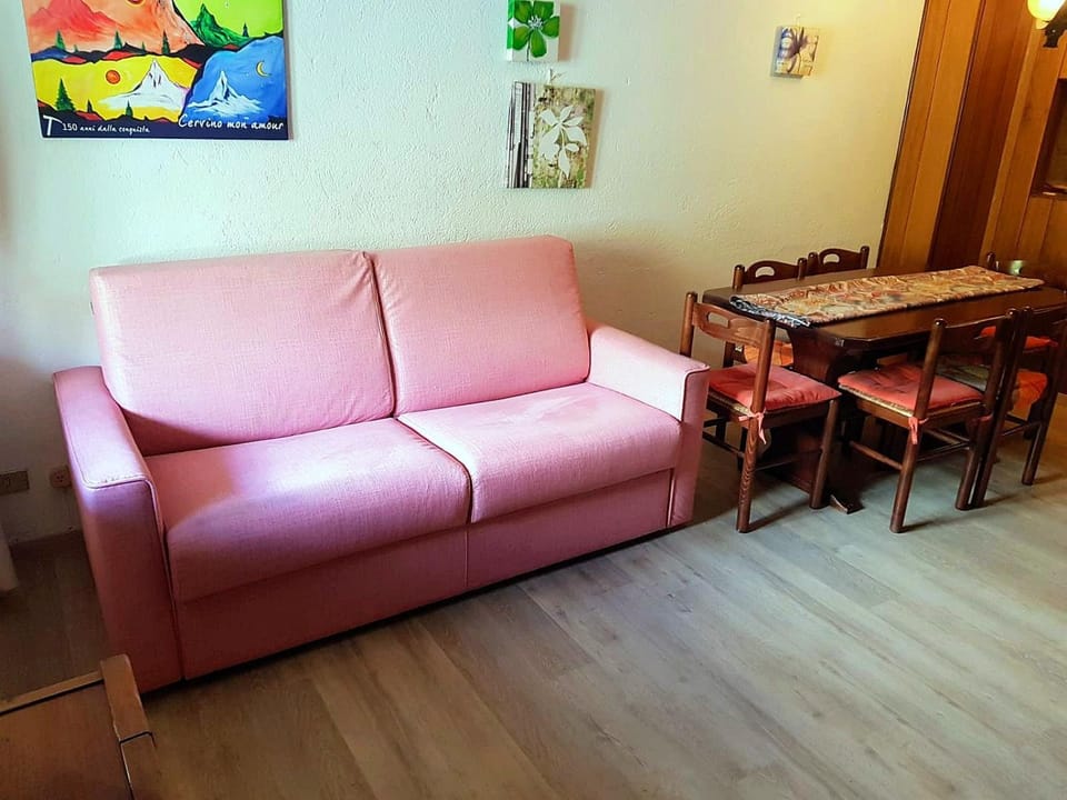 Living room, Decorative detail, Seating area, Dining area, On site, furniture, heating, internet