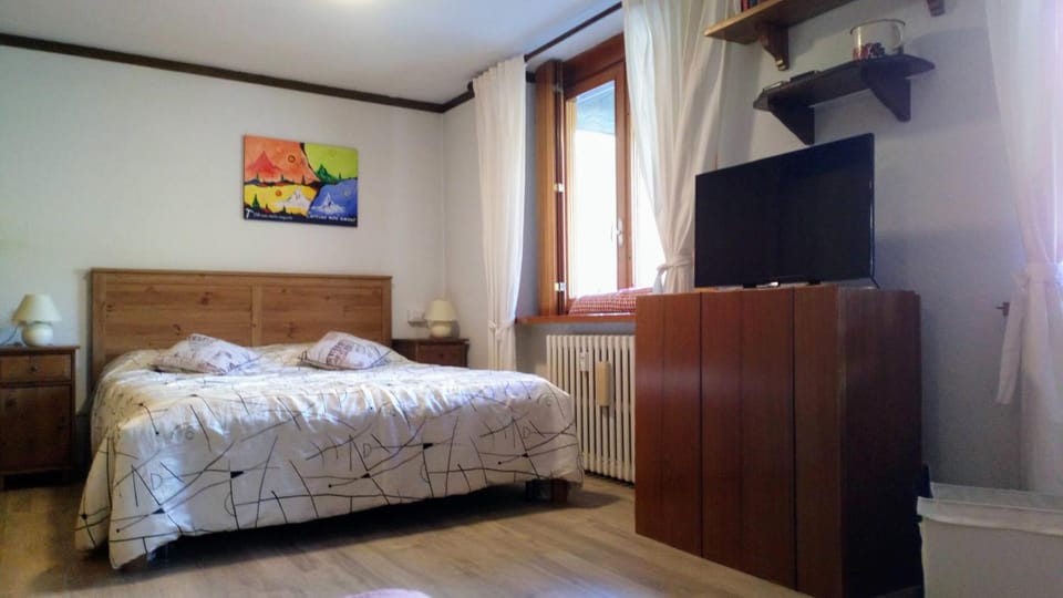 Bed, TV and multimedia, Photo of the whole room, Decorative detail, heating, internet, locker, wardrobe