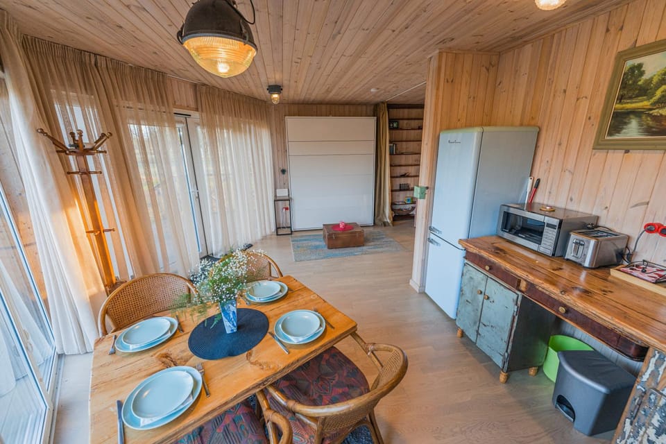 Photo of the whole room, Dining area