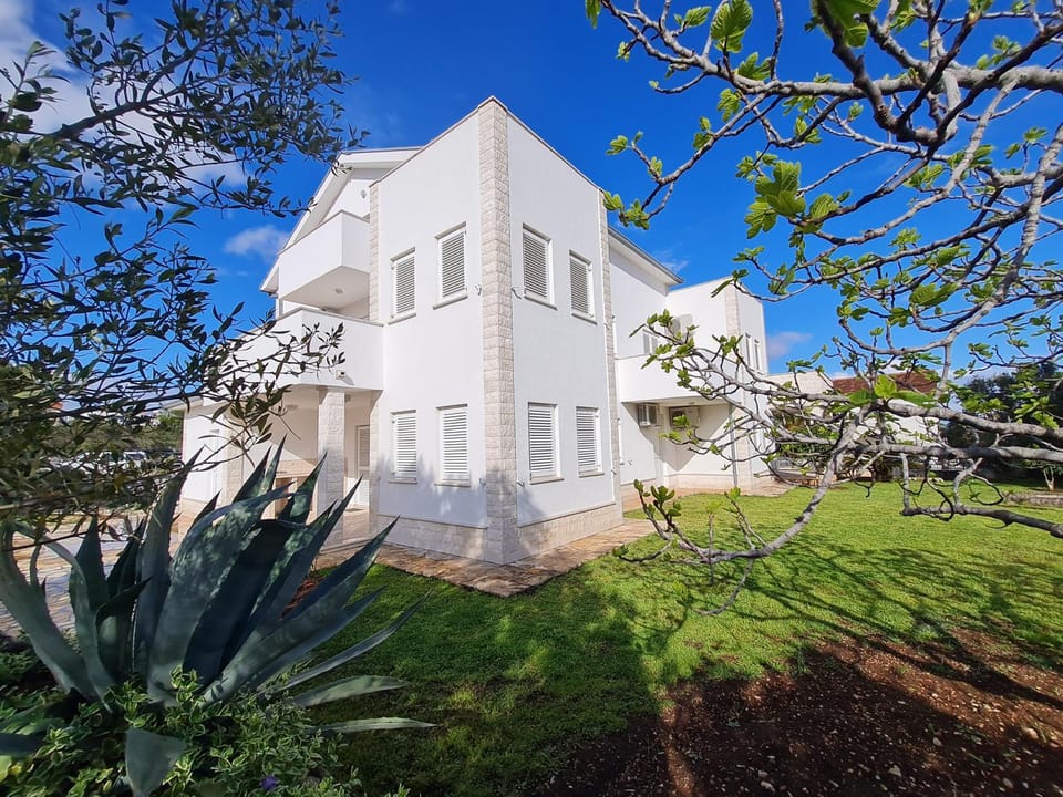 Property building, Spring, Natural landscape, Garden, Balcony/Terrace, Garden view
