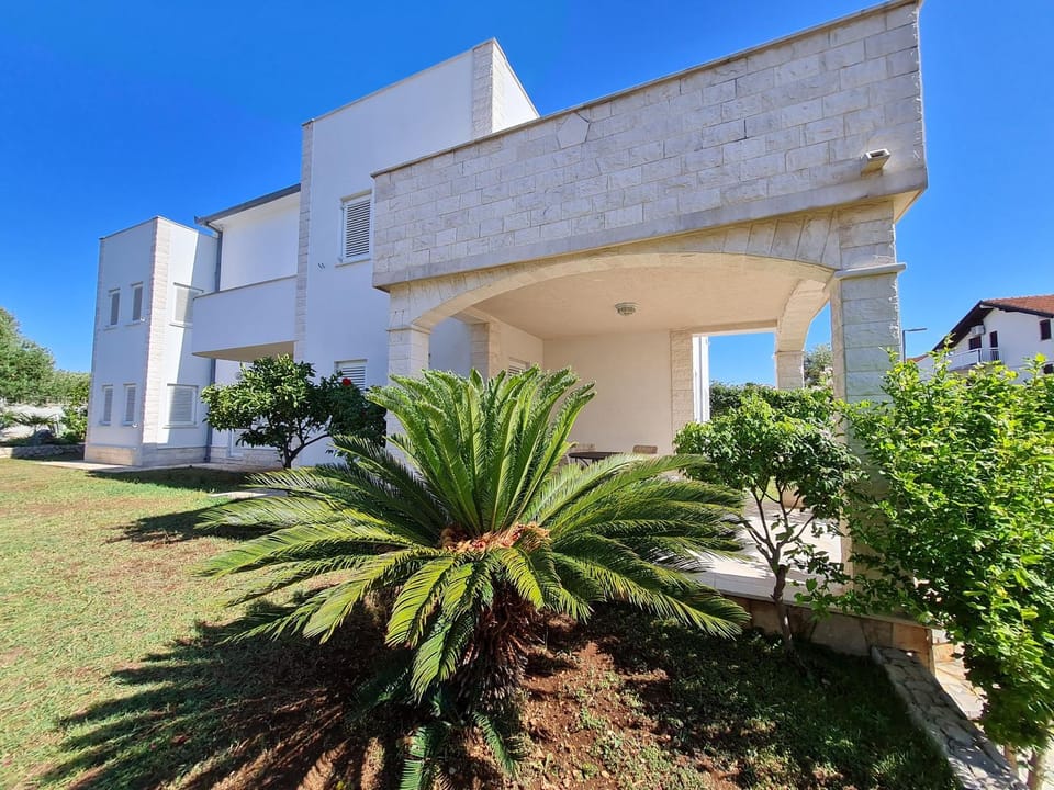 Property building, Facade/entrance, Spring, Garden, Balcony/Terrace