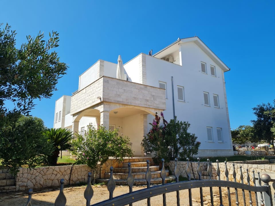 Property building, Spring, Summer, Garden, Garden, View (from property/room), Balcony/Terrace, Balcony/Terrace, Guests, Guests, Garden view, Garden view