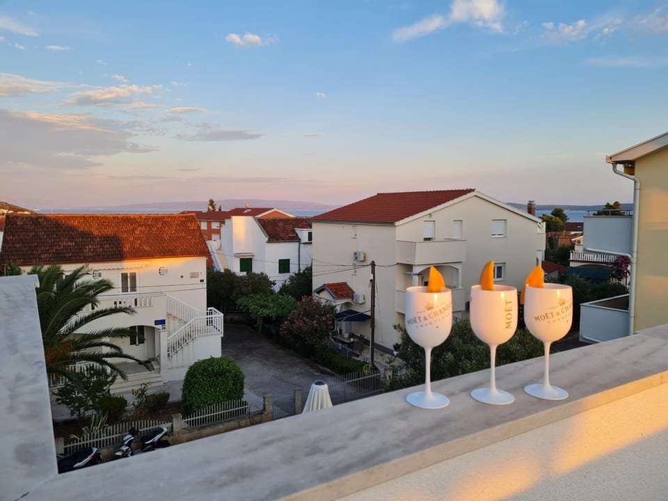 Natural landscape, Summer, View (from property/room), Balcony/Terrace, Decorative detail, City view, Sea view
