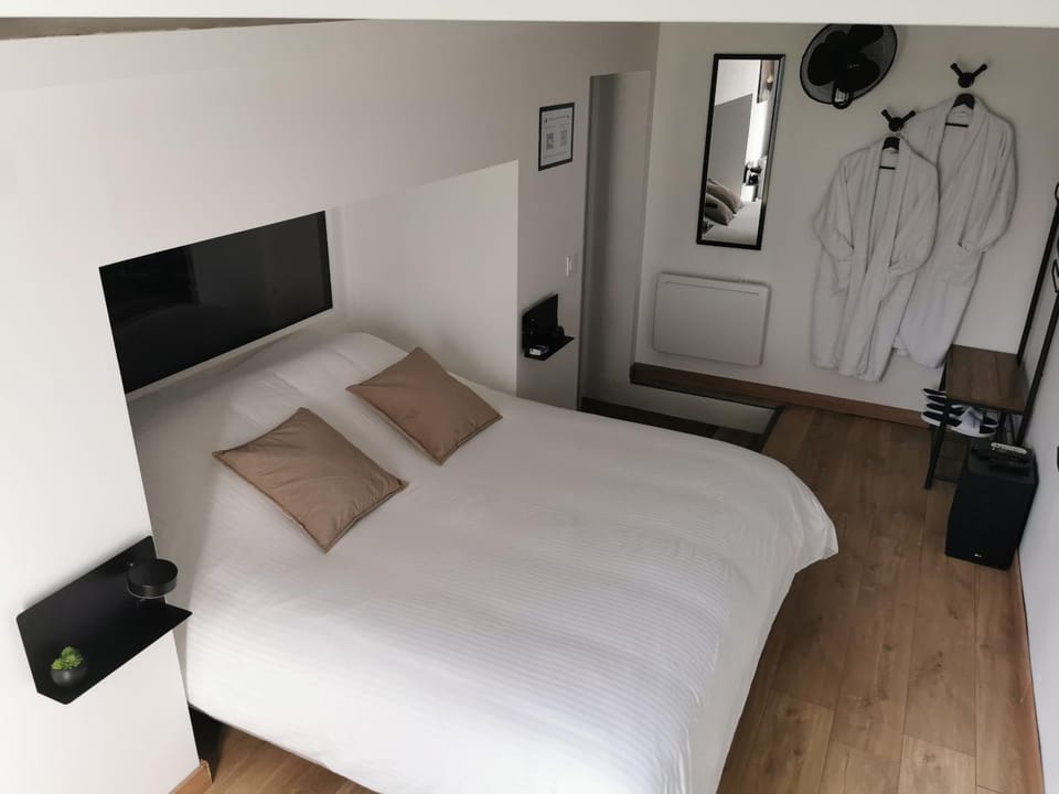 Bed, TV and multimedia, Photo of the whole room