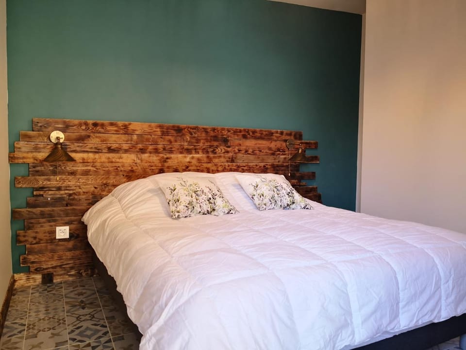 Bed, TV and multimedia, Photo of the whole room, Bedroom