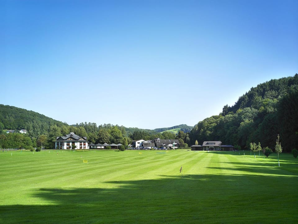 Facade/entrance, Natural landscape, Garden, Golfcourse