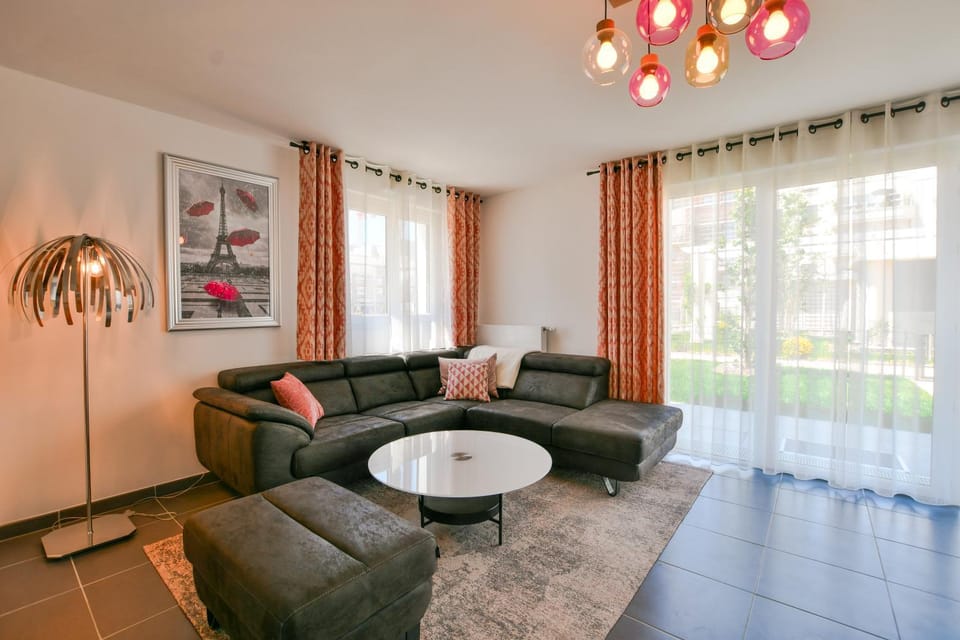 Perfect for Disney, Game room, Rooftop, Parking Villa in Chessy