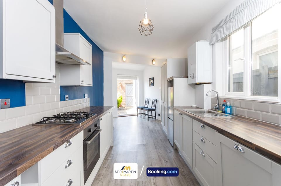 Kitchen or kitchenette, Dining area, dishwasher, oven, stove