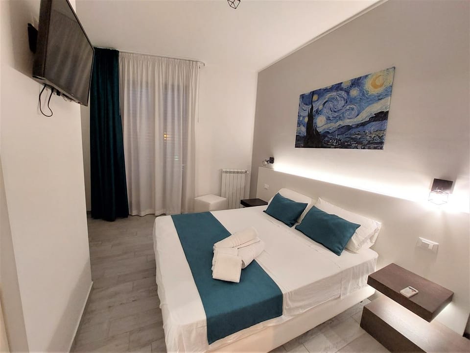 Bed, TV and multimedia, Photo of the whole room, Bedroom, towels