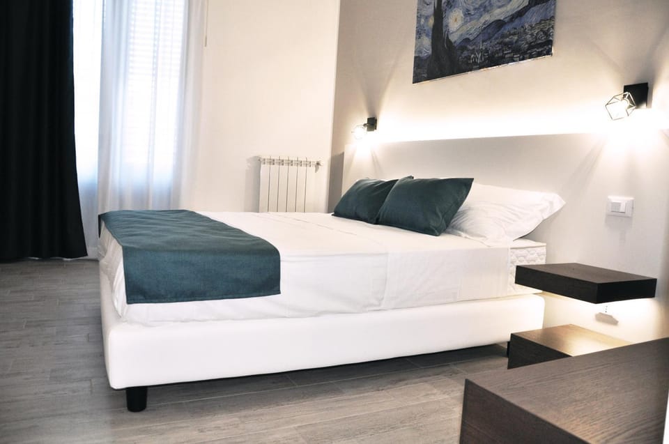 Bed, Photo of the whole room, Decorative detail, Bedroom