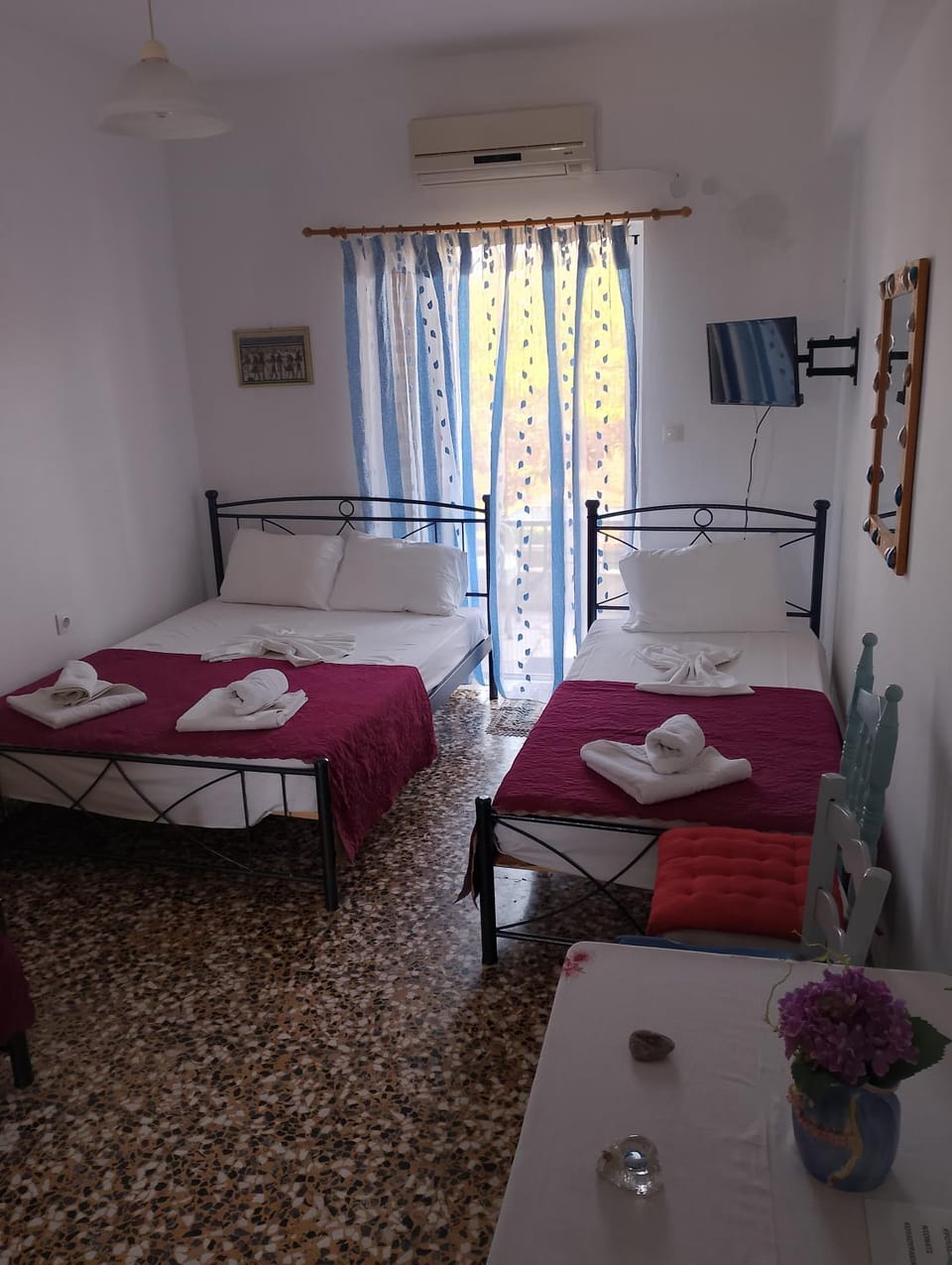Bed, TV and multimedia, Photo of the whole room, Bedroom