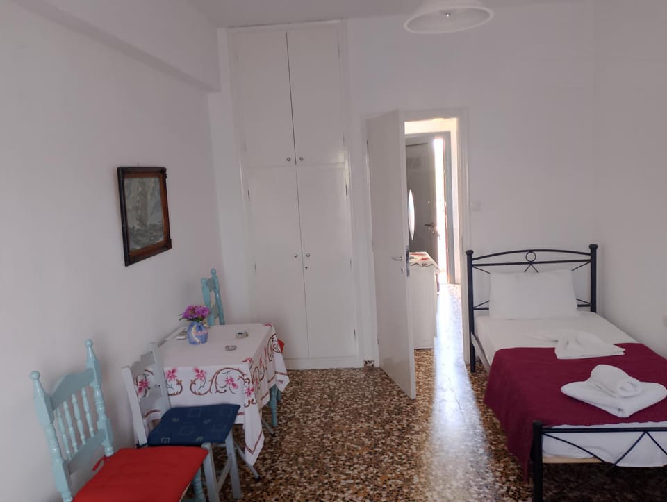 Bed, Living room, Photo of the whole room, Decorative detail, wardrobe