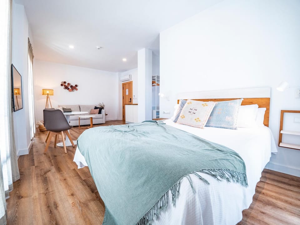 Photo of the whole room, Bedroom