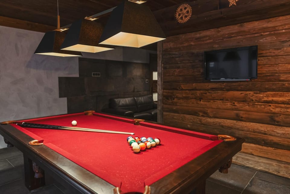 Billiard, Game Room