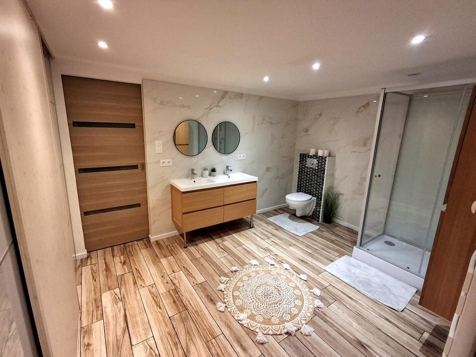 Shower, Toilet, Bathroom, towels, wardrobe