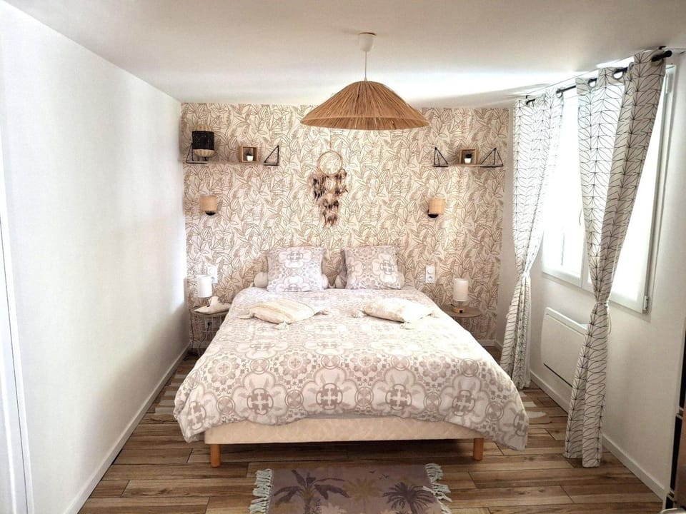 Bed, Photo of the whole room, Bedroom
