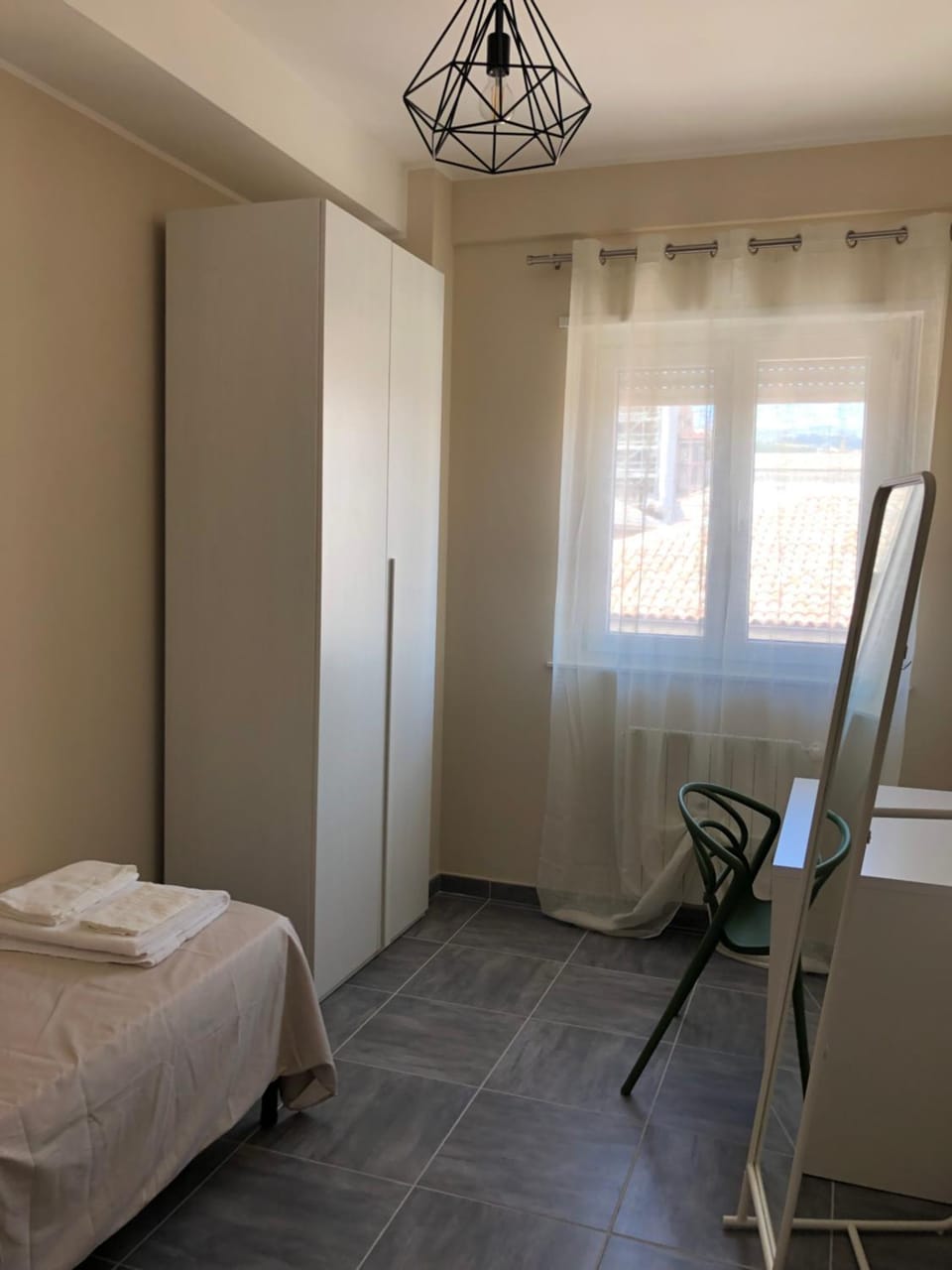 Bed, Photo of the whole room, Seating area, Bedroom