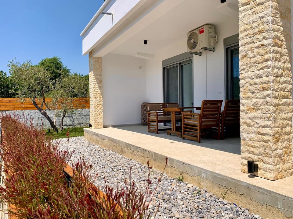 Patio, Facade/entrance, Garden, Garden, Balcony/Terrace, Balcony/Terrace, Garden view