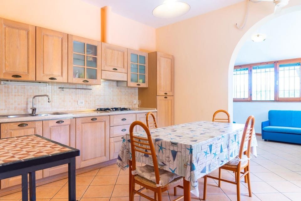 Kitchen or kitchenette, Dining area, stove