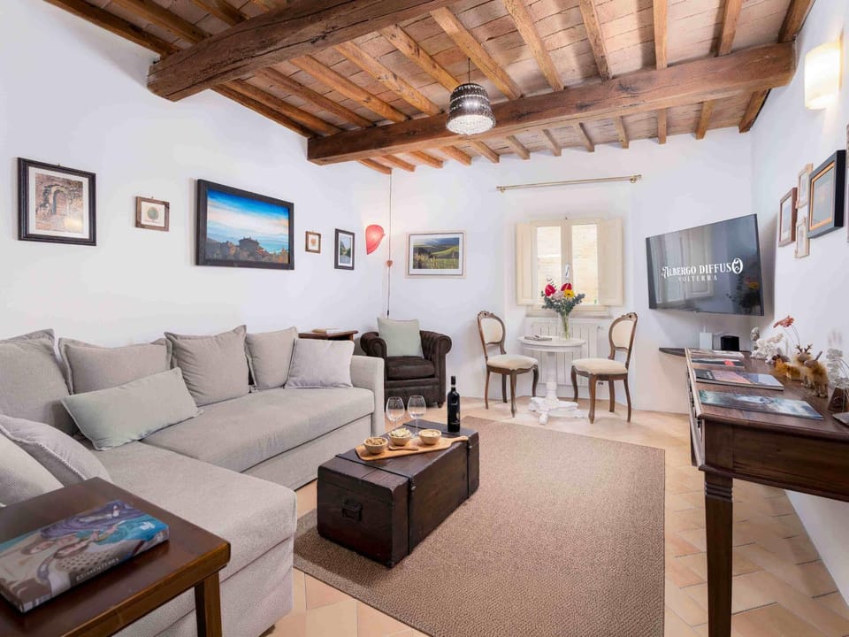 Living room, Photo of the whole room, Seating area, Street view, Quiet street view, internet