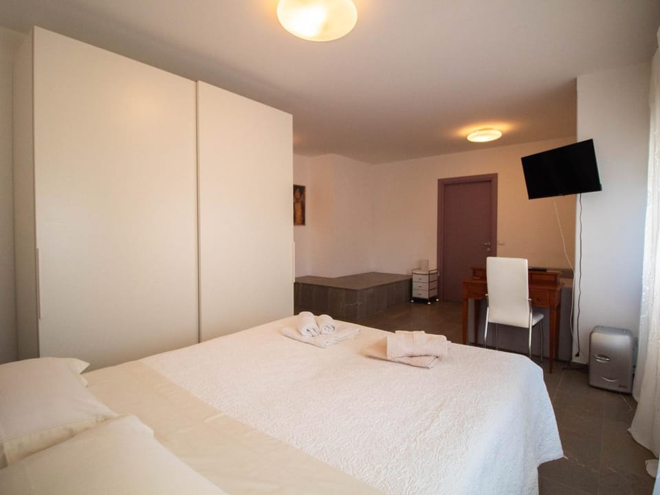 Bed, TV and multimedia, Photo of the whole room, Bedroom, towels, wardrobe