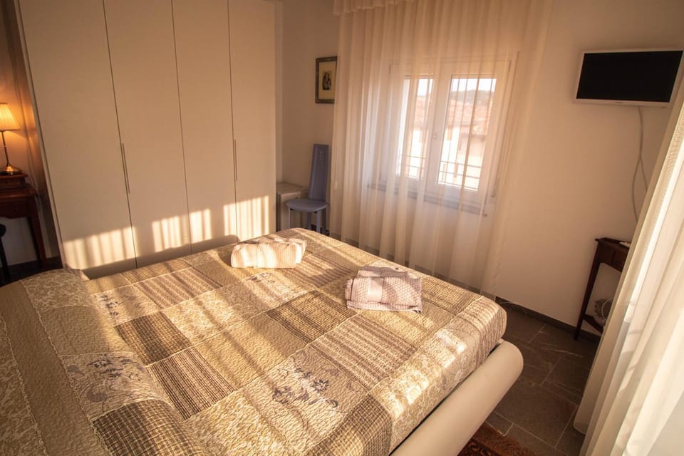 Bed, Photo of the whole room, Decorative detail, Bedroom