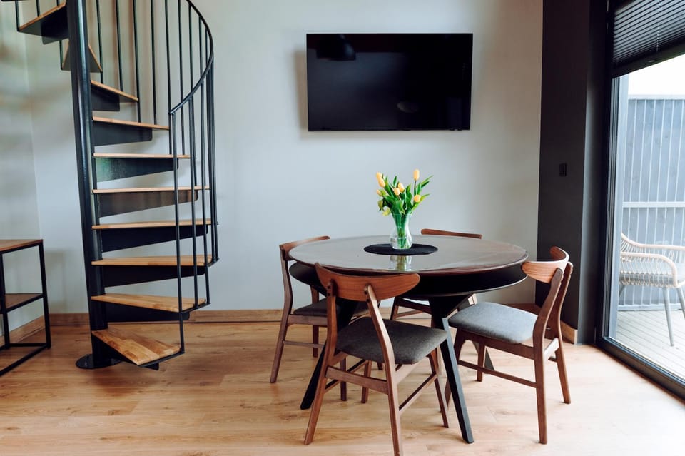 Communal lounge/ TV room, TV and multimedia, Living room, Seating area, Dining area