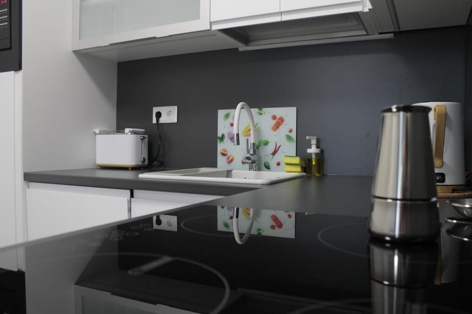 Coffee/tea facilities, Kitchen or kitchenette, stove, toaster