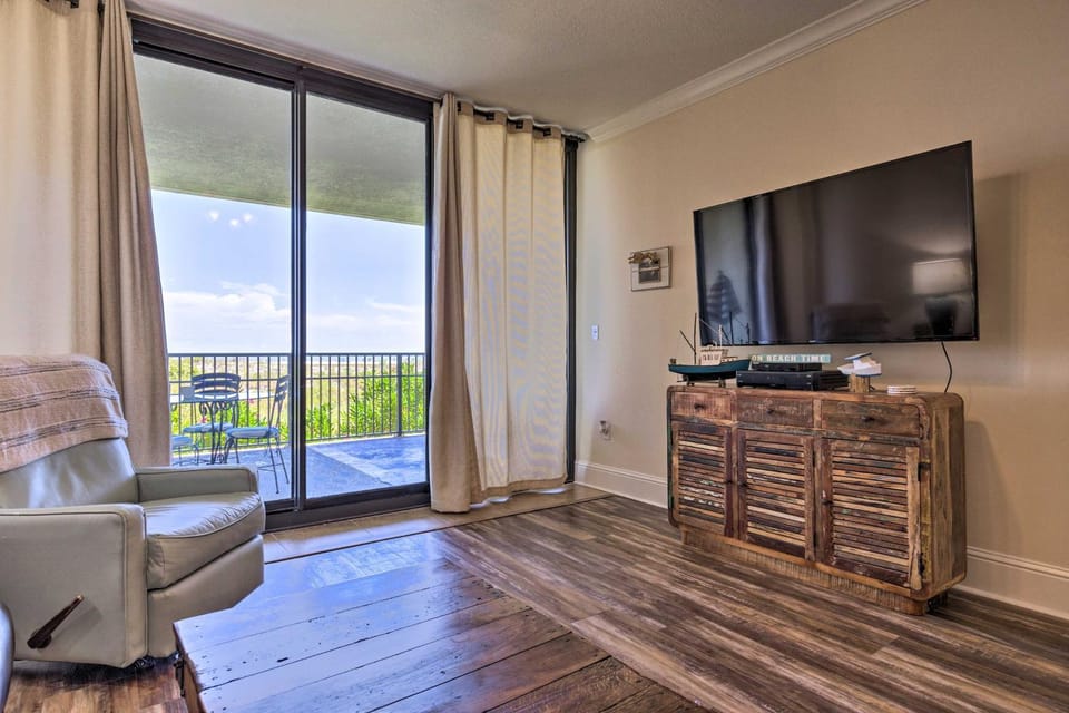Dauphin Island Condo w/ Pool, Balcony & Ocean View House in Dauphin Island