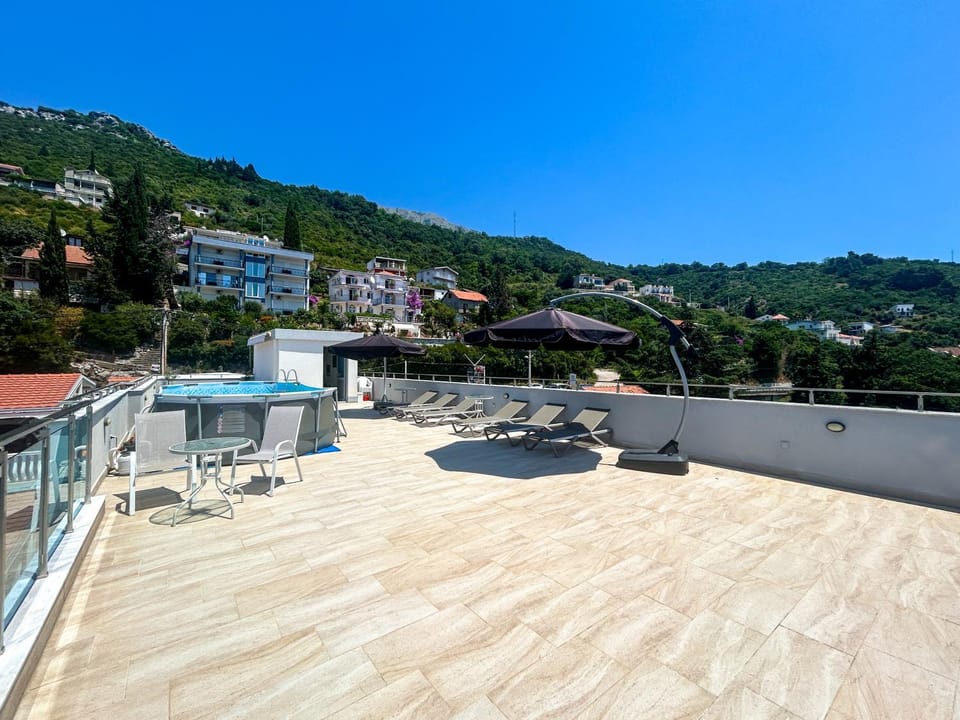 Property building, Patio, Day, Natural landscape, Balcony/Terrace, Mountain view, Pool view, Swimming pool, sunbed