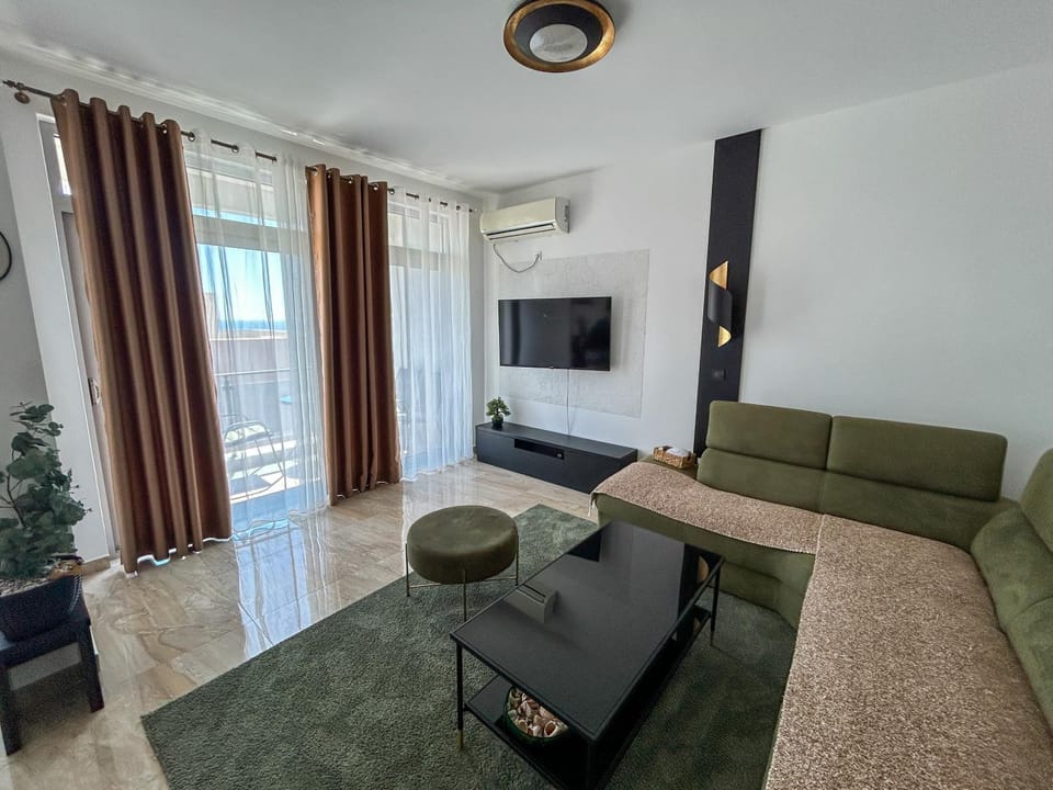 TV and multimedia, Living room, Photo of the whole room, Seating area, air conditioner
