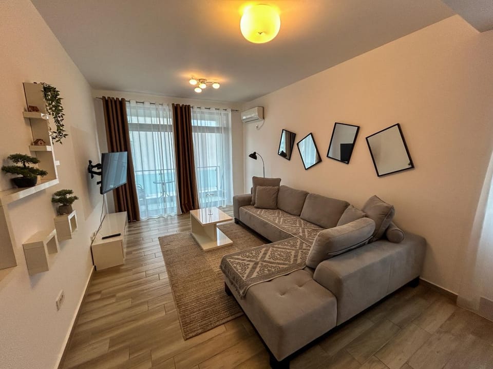 TV and multimedia, Living room, Seating area, air conditioner