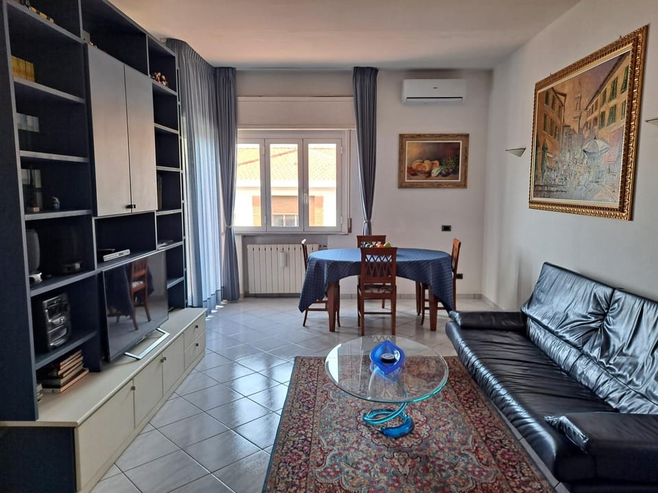 TV and multimedia, Living room, Seating area, air conditioner