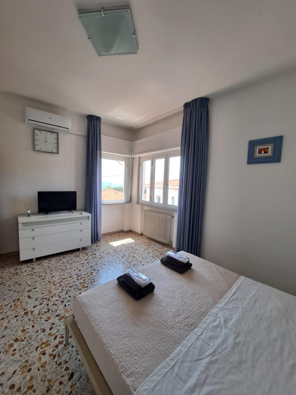 Bed, TV and multimedia, Bedroom, towels