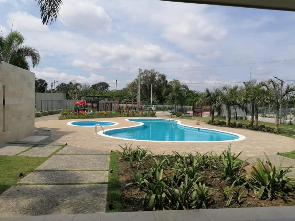 Confortable apartamento de 3 tres habitaciones, con hermosa vista de area verde, ademas de piscinas y juegos infantiles en area recreativa Apartment in Gurabo