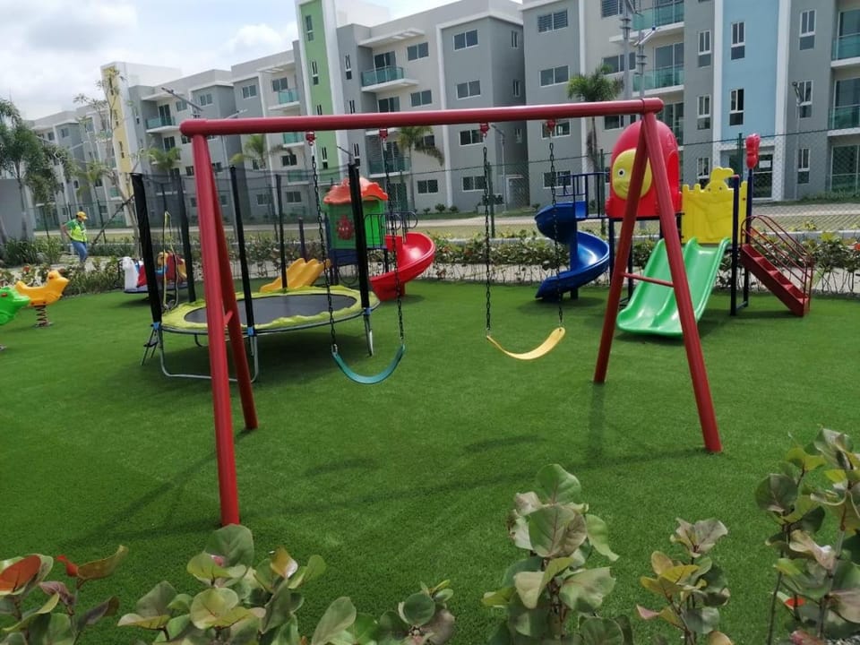 Confortable apartamento de 3 tres habitaciones, con hermosa vista de area verde, ademas de piscinas y juegos infantiles en area recreativa Apartment in Gurabo