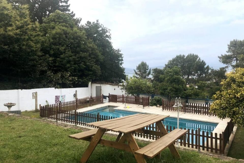 Villa Abad, finca rústica con casa y piscina Villa in O Morrazo