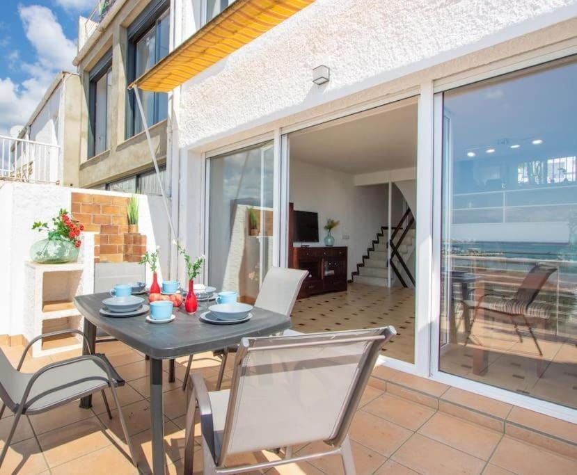 CASA FRENTE al MAR en Rosas, tranquilidad, Barbacoa, CÉNTRICA, fácil aparcamiento, WIFI, MUY amplia Apartment in Roses
