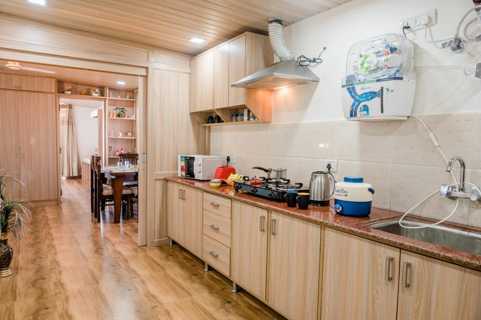 Kitchen or kitchenette, minibar, stove