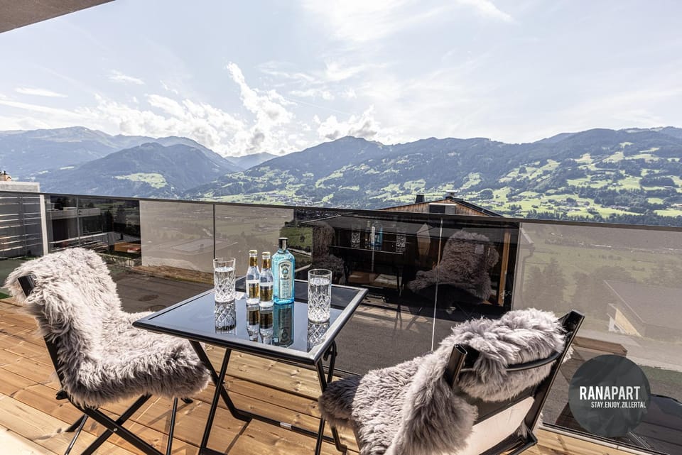 View (from property/room), Balcony/Terrace, Landmark view, Mountain view