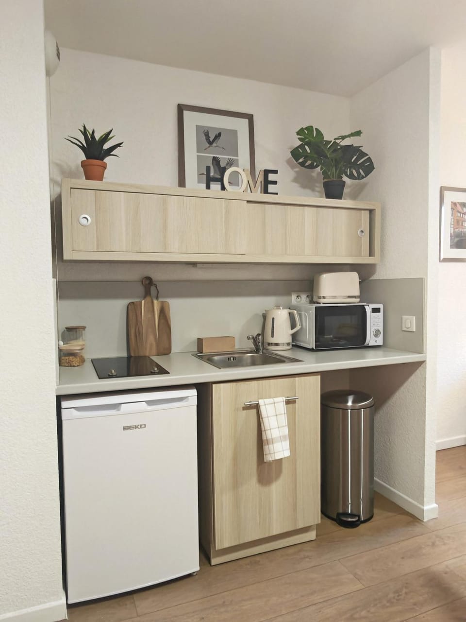 Coffee/tea facilities, Kitchen or kitchenette, stove
