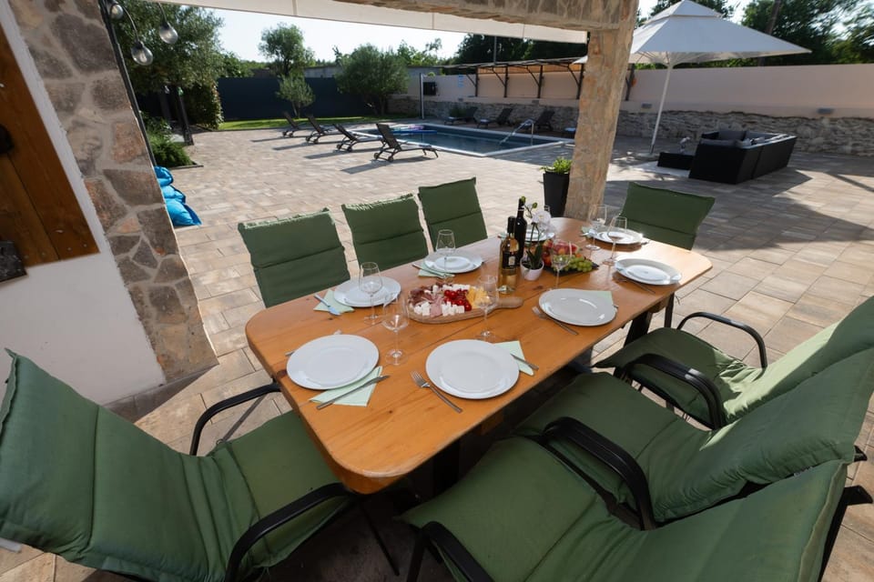 Day, Food and drinks, Seating area, Pool view
