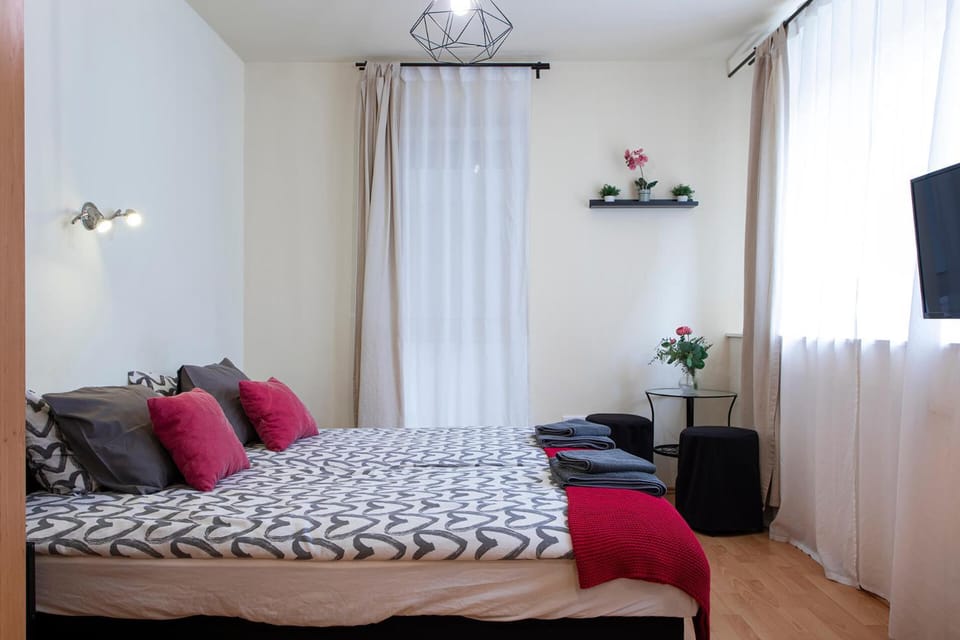 Bed, TV and multimedia, Living room, Photo of the whole room, Seating area, Bedroom