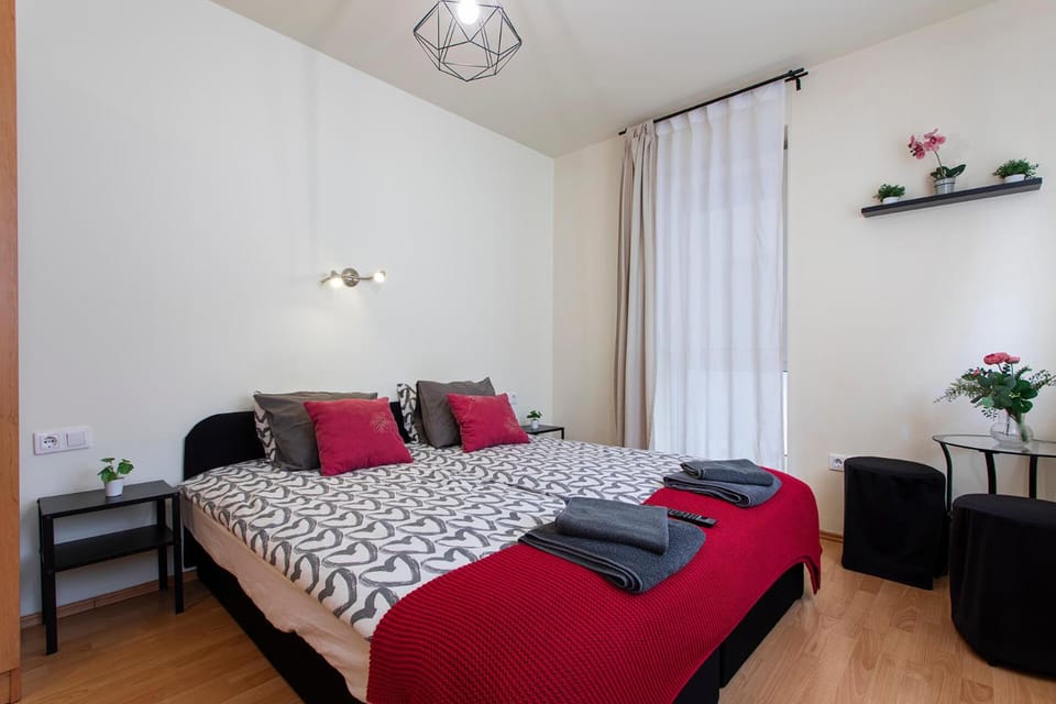 Bed, Photo of the whole room, Bedroom, towels